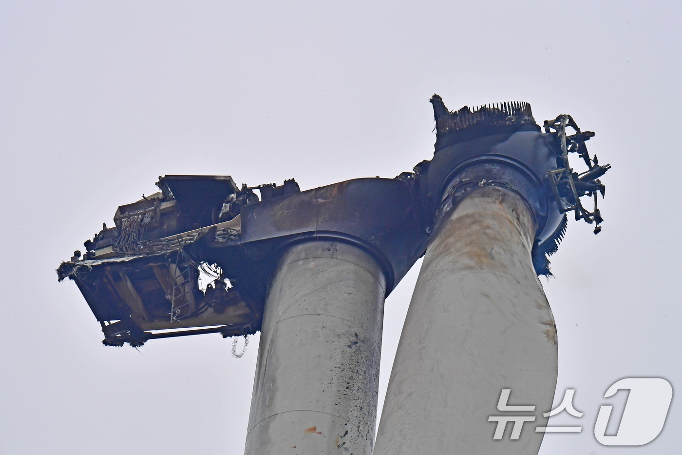 경북 영덕군 창포풍력단지 발전기 화재 발생 사흘째인 25일 사고 발전기에서 아직도 연기가 피어오르고 있다. 소방당국이 드론 열화상카메라로 확인한 결과 블레이드와 연결되는 곳에서 불꽃과 연기가 확인됐다. 2026.3.25 ⓒ 뉴스1 최창호 기자