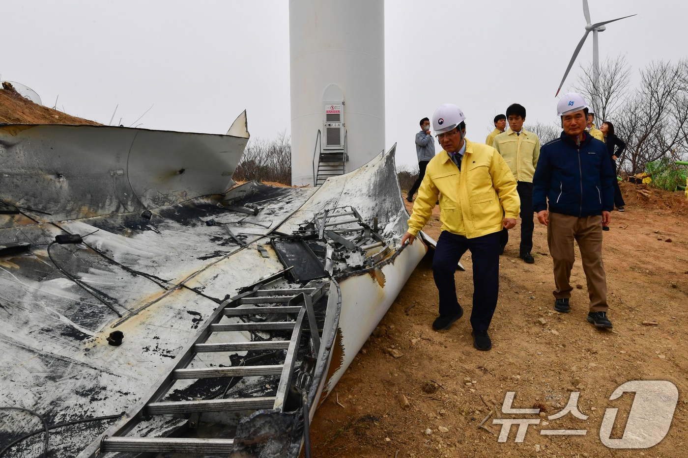 김성환 기후에너지환경부 장관이 25일 경북 영덕군 창포풍력발전단지 사고 현장을 찾아 파손된 발전기 부품을 확인하고 있다. 김 장관이 풍력발전기 타워에 설치돼 있던 철재 계단을 확인하고 있다. 2026.3.25 ⓒ 뉴스1 최창호 기자