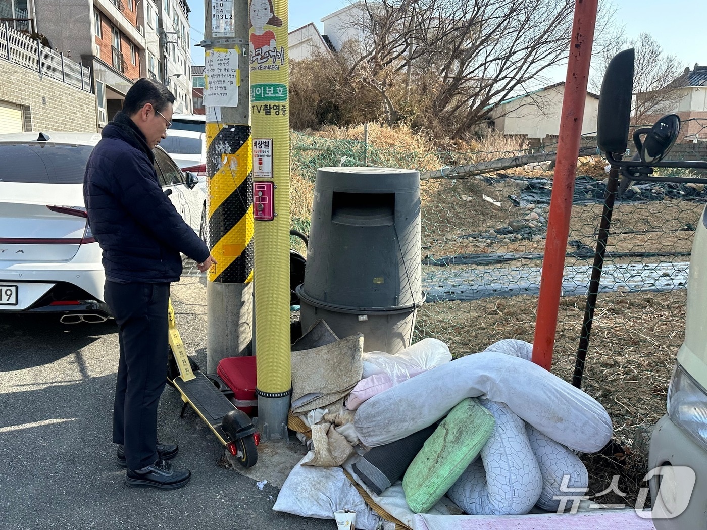 울산 중구의회 문희성 의원이 25일 서면질문을 통해 방치된 의류 수거함 문제를 지적하고 대책마련을 요구했다.(울산 중구의회 제공. 재판매 및 DB금지)/뉴스1