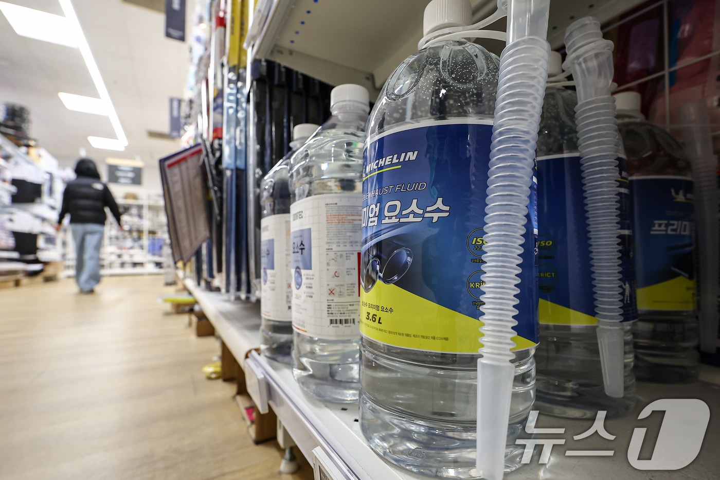 정부가 중동 정세 장기화 가능성에 대응해 국민 생활과 산업에 직결되는 차량용 요소수, 쓰레기 종량제 봉투 등 10여개 품목의 공급망 관리에 나섰다. 사진은 지난 25일 서울 시내 마트에 진열된 차량용 요소수. (사진은 기사 내용과 무관함) 2026.3.25 ⓒ 뉴스1 김도우 기자