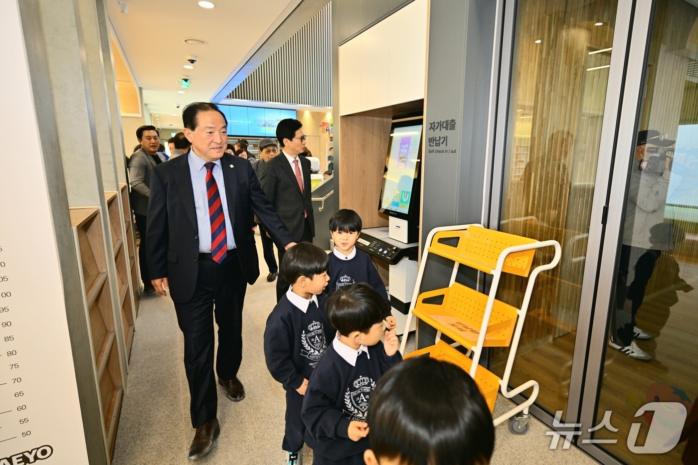 속초어린이영어도서관 시설둘러보는 이병선 시장과 아동들.(속초시 제공, 재판매 및 DB 금지) 2026.3.25/뉴스1