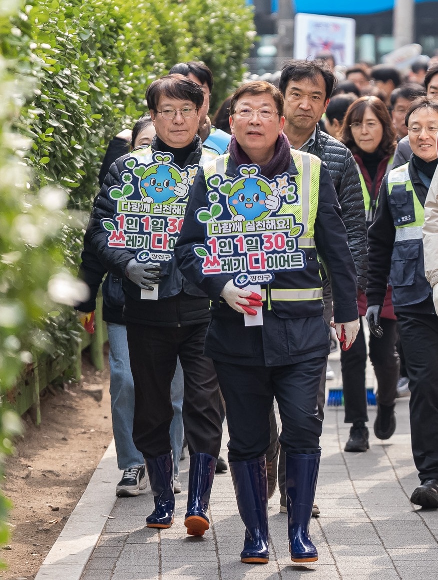 쓰레기 감량 실천 홍보 중인 김경호 광진구청장
