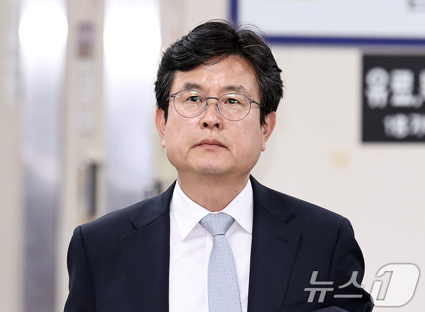 12·3 비상계엄 이후 사후 문건을 작성한 혐의로 재판에 넘겨진 강의구 전 대통령실 부속실장이 25일 오후 서울 서초구 서울중앙지방법원에서 열린 첫 공판에 출석하고 있다. 2026.3.25 ⓒ 뉴스1 구윤성 기자