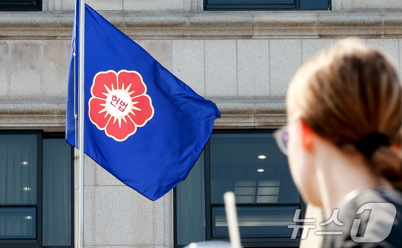 서울 종로구 헌법재판소에 걸린 헌법재판소 깃발이 바람에 휘날리는 모습. 2026.3.25 ⓒ 뉴스1 이호윤 기자