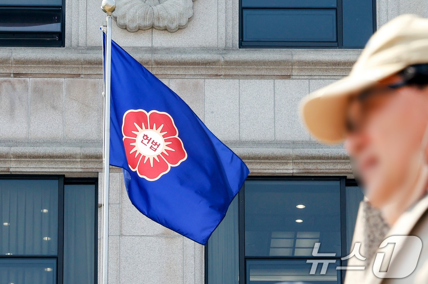 서울 종로구 헌법재판소에 걸린 헌법재판소 깃발이 바람에 휘날리는 모습. 2026.3.25 ⓒ 뉴스1 이호윤 기자