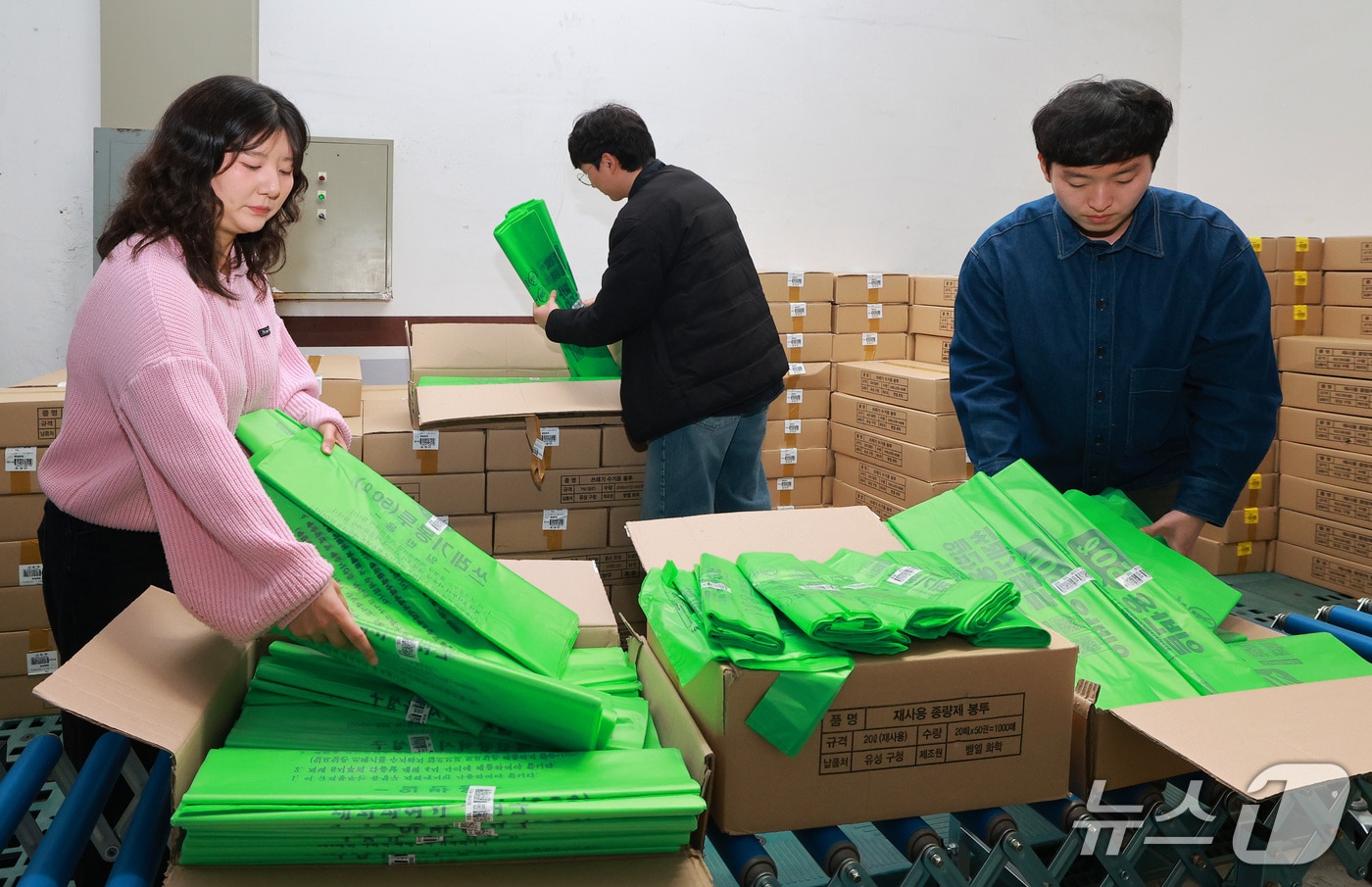 대전 유성구 직원들이 구에 보관 중인 종량제봉투을 점검하고 있다.(유성구 제공. 재판매 및 DB금지)/뉴스1