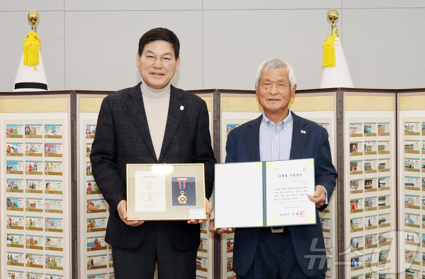 정철원 전남 담양군수가 1988년 서울올림픽 당시 제작된 기념복권을 임홍균씨로부터 기증받고 있다.(담양군 제공. 재배포 및 DB 금지)