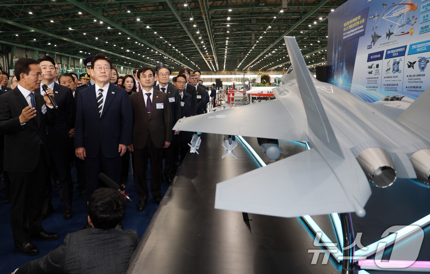 이재명 대통령이 25일 경남 사천 한국항공우주산업(KAI)에서 김종출 KAI 대표이사의 안내를 받으며 KF-21 생산현장을 살펴보고 있다. 2026.3.25 ⓒ 뉴스1 이재명 기자