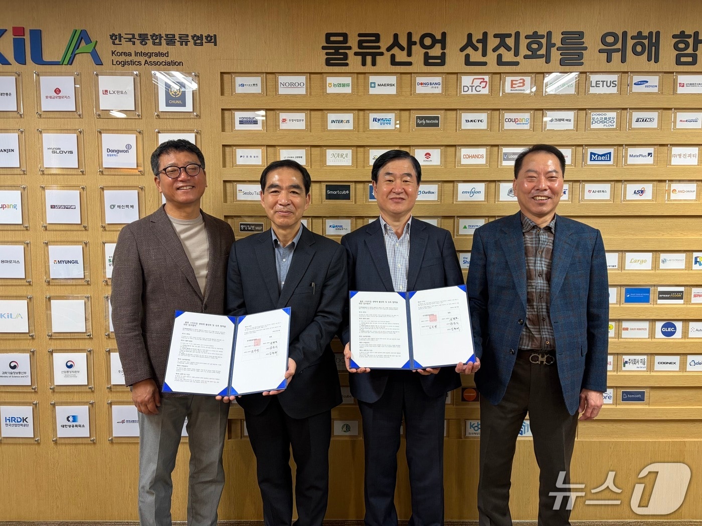  한국통합물류협회와 청동회는 물류 스타트업 발굴 및 현신 생태계 조성을 위한 업무협약을 체결했다. 