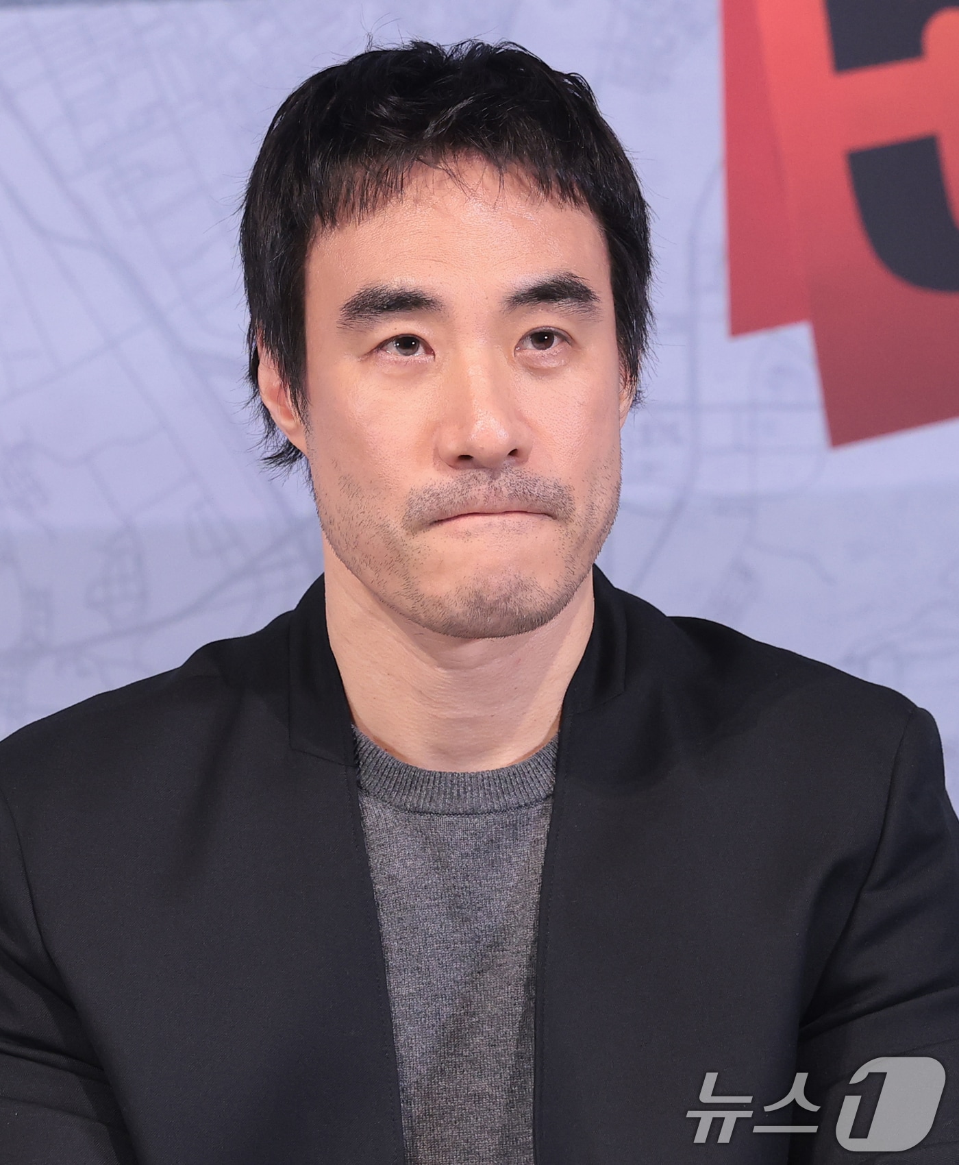 배우 배성우가 25일 오후 서울 용산구 CGV용산아이파크몰에서 열린 영화 ‘끝장수사’(감독 박철환) 언론배급시사회 및 기자간담회에서 취재진 질문을 듣고 있다. ‘끝장수사’는 촌구석으로 좌천된 형사 재혁(배성우 분)이 살인 사건의 진범을 잡기 위해 신입 형사 중호(정가람 분)와 서울로 끝장수사를 떠나면서 벌어지는 이야기를 담은 범죄 수사극이다. ⓒ 뉴스1 권현진 기자