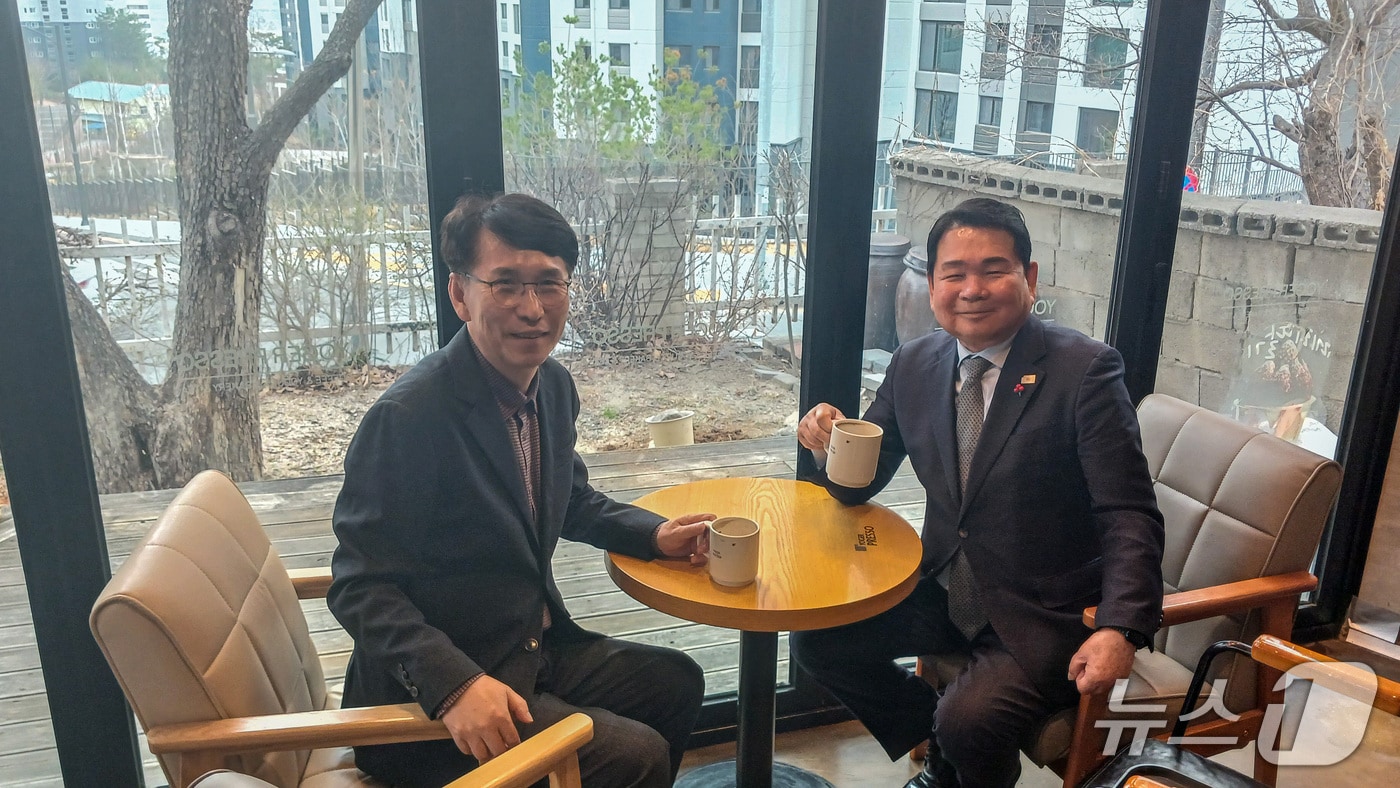 지난 24일 춘천의 한 카페에서 만난 최광익 강원도교육감 예비후보와 신경호 현 강원도교육감.(최광익 후보 측 제공, 재판매 및 DB금지)