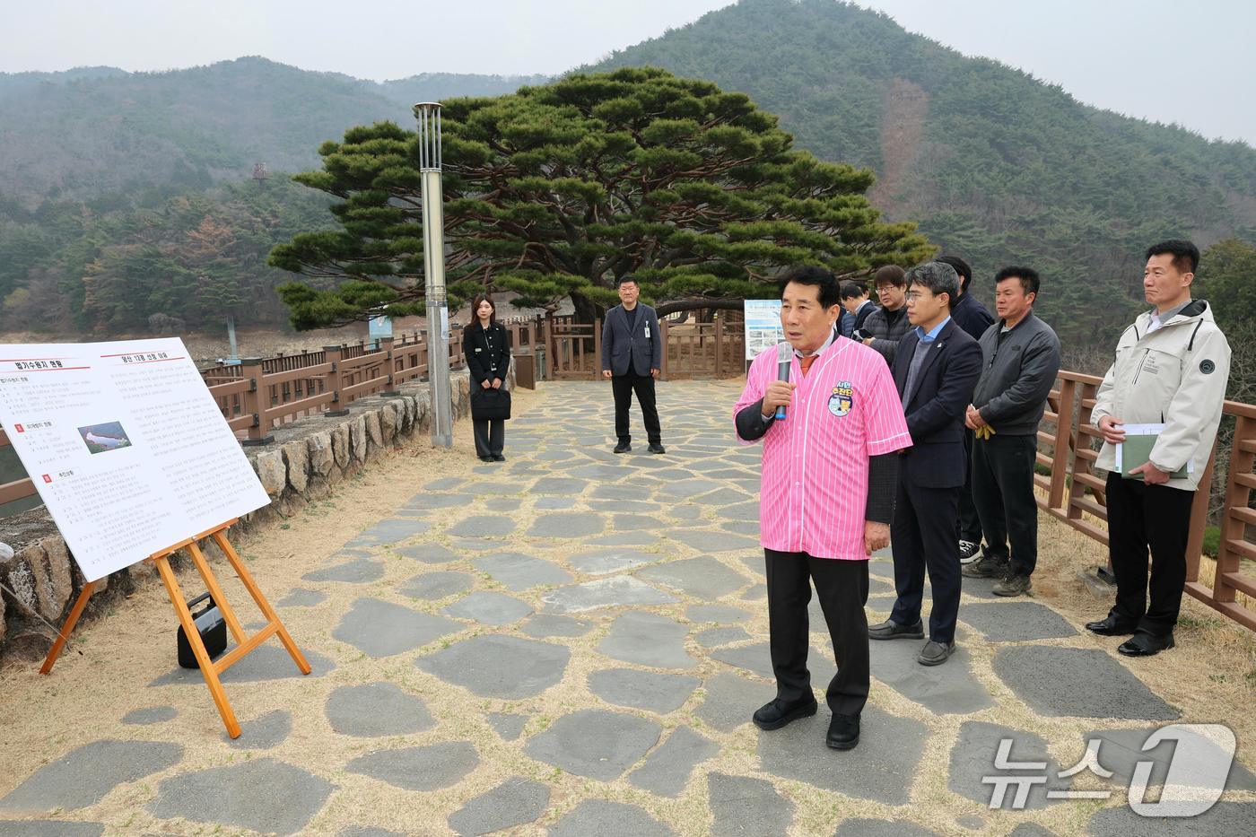 나동연 양산시장이 양산 법기수원지에서 현장 브리핑을 진행하고 있다. (양산시 제공. 재판매 및 DB금지)