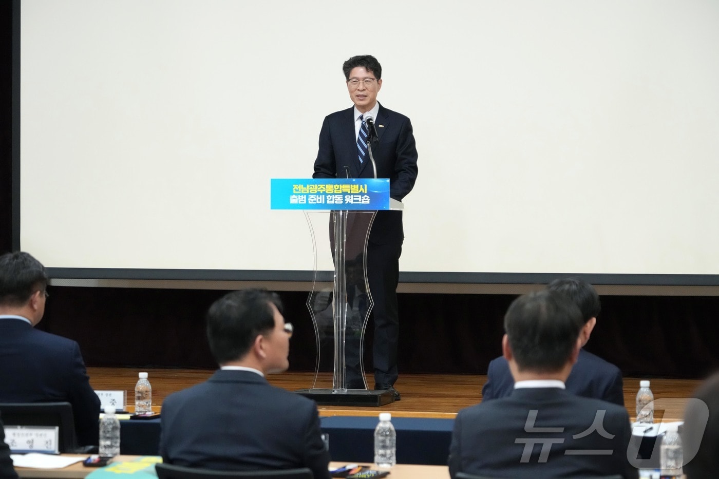 황기연 전라남도지사 권한대행이 25일 광주 일가정양립지원본부에서 열린 ‘전남광주통합특별시 출범 준비 합동 워크숍’에서 인사말을 하고 있다.(전남도 제공. 재판매 및 DB금지) 2026.3.25 