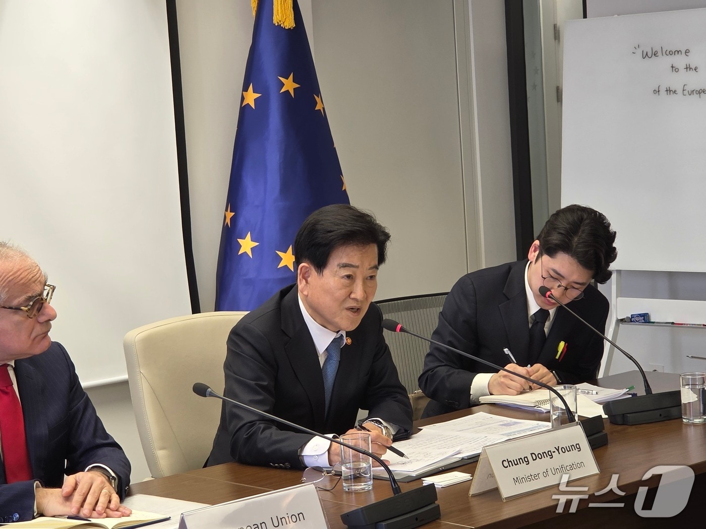 정동영 통일부 장관이 25일 주한 EU 대표부 초청으로 열린 EU 회원국 대사 정례모임에 참석해 이재명 정부의 '한반도 평화공존 정책'을 설명하고 국제사회의 협조를 요청했다. 2026.03.25. (통일부 제공)