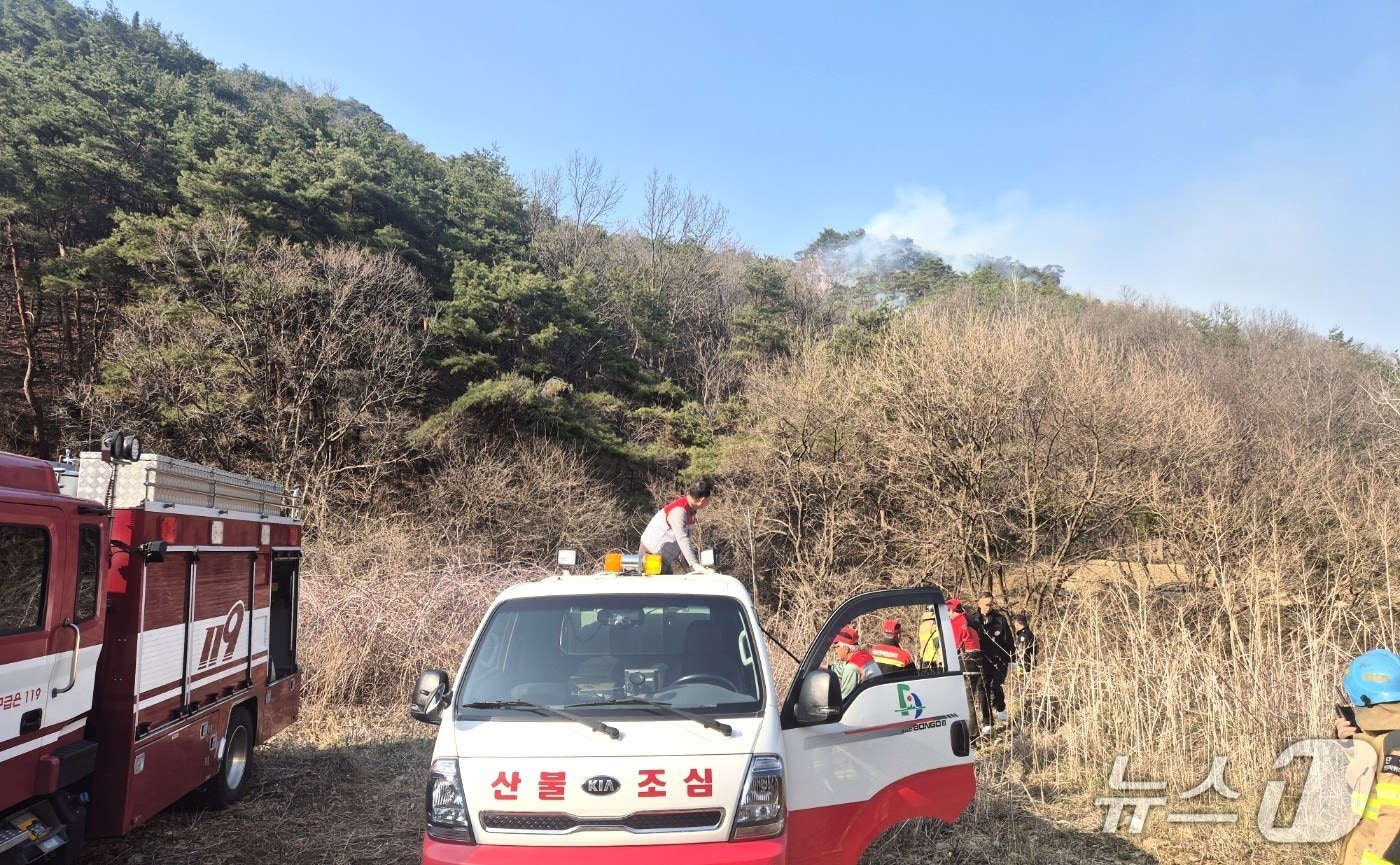 단양군 단성면 장림리 월악산국립공원 구담봉 인근에서 발생한 산불.(단양소방서 제공. 재판매 및 DB금지)