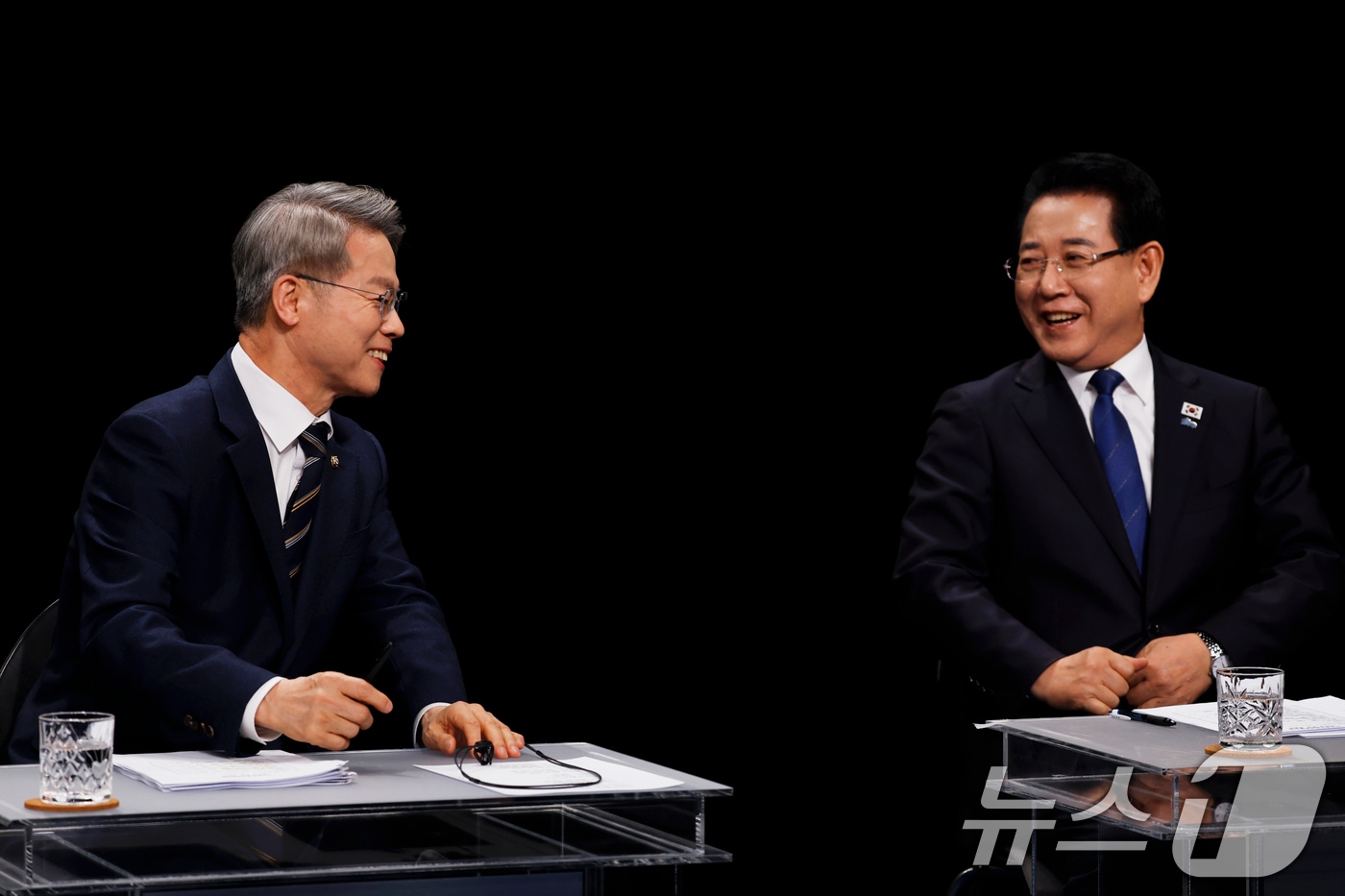 25일 광주 서구 KBC광주방송에서 열린 민주당 전남광주특별시장 본경선 토론회에 앞서 민형배(왼쪽) 후보와 김영록 후보가 대화를 나누고 있다. 2026.3.25 ⓒ 뉴스1 김태성 기자