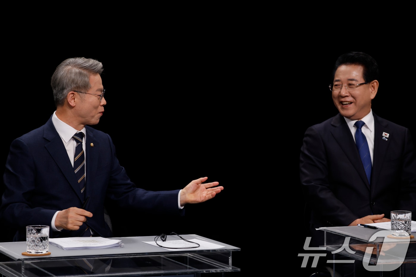 25일 광주 서구 KBC광주방송에서 열린 민주당 전남광주특별시장 본경선 토론회에 앞서 민형배(왼쪽) 후보와 김영록 후보가 대화를 나누고 있다. 2026.3.25 ⓒ 뉴스1 김태성 기자