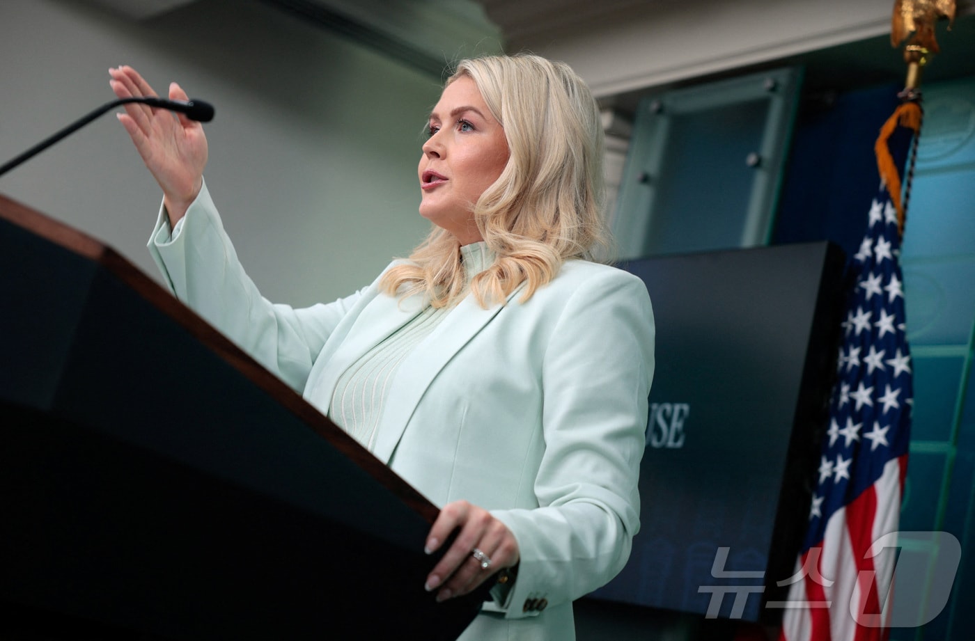 캐롤라인 레빗 미국 백악관 대변인이 25일(현지시간) 워싱턴DC 백악관에서 정례브리핑을 진행하고 있다. 2026.03.25. ⓒ 로이터=뉴스1