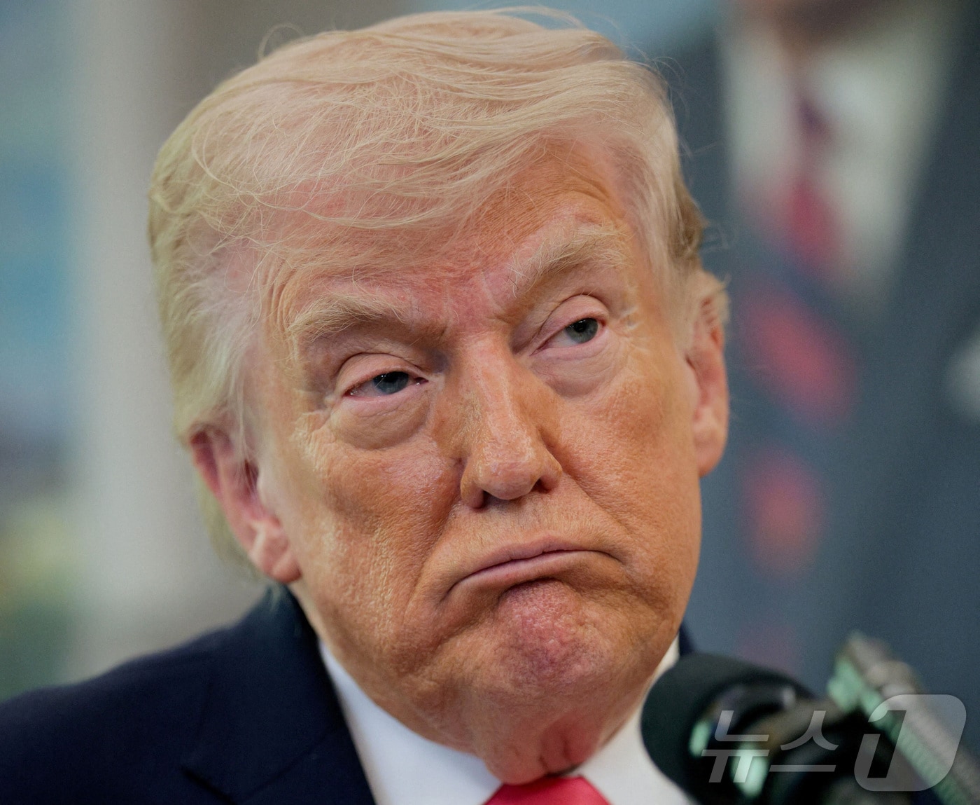 도널드 트럼프 미국 대통령이 24일(현지시간) 워싱턴DC 백악관에서 열린 마크웨인 멀린 국토부안보장관 취임식에 참석하고 있다. 2026.3.24 ⓒ 로이터=뉴스1