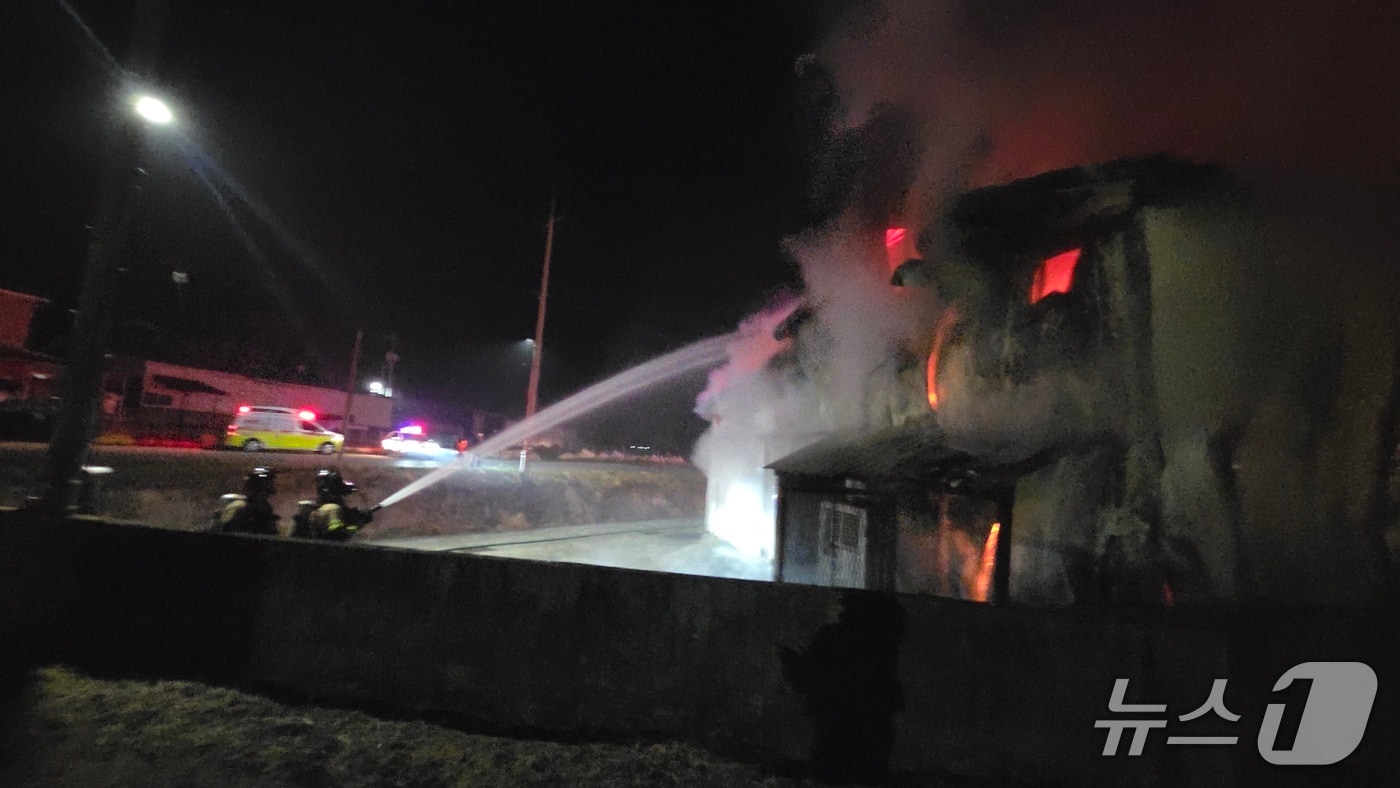 26일 오전 2시 18분쯤 경북 경주시 현곡면 가정리 저온 창고에서 불이나 진화 대원들이 불을 끄고 있다.(경북소방본부 제공. 재판매 및 DB 금지)2026.3.26/뉴스1
