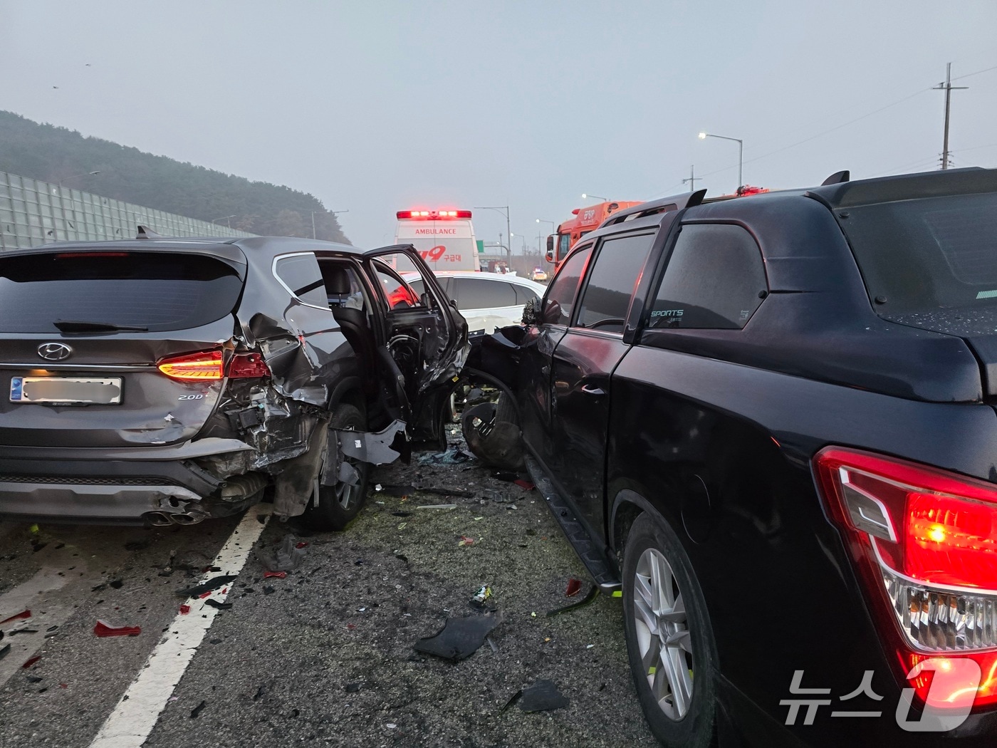 26일 오전에 발생한 부산 강서구 범방동 남해 제2고속도로지선 서부산TG 부근 추돌사고 현장.(부산소방재난본부 제공. 재판매 및 DB금지)