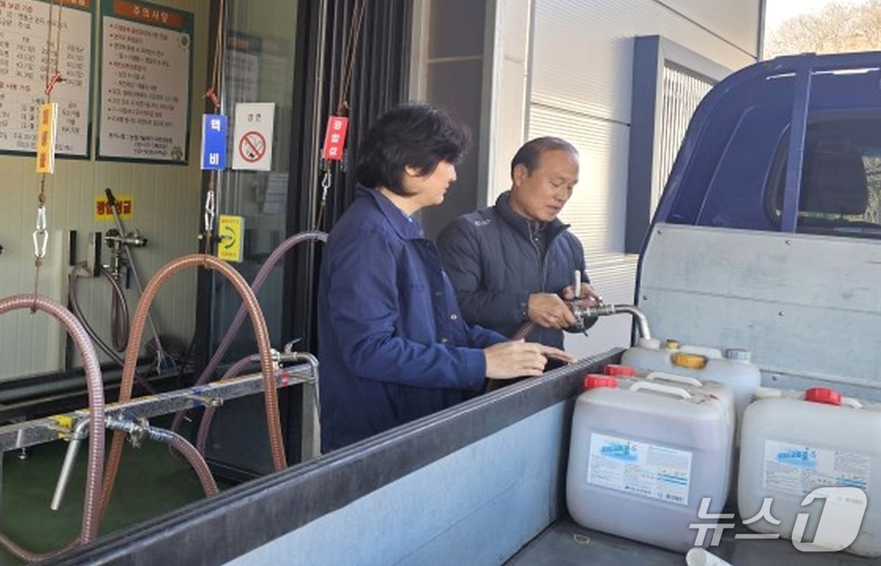  유용 미생물 공급 장면(영동군 제공. 재판매 및 DB금지) 