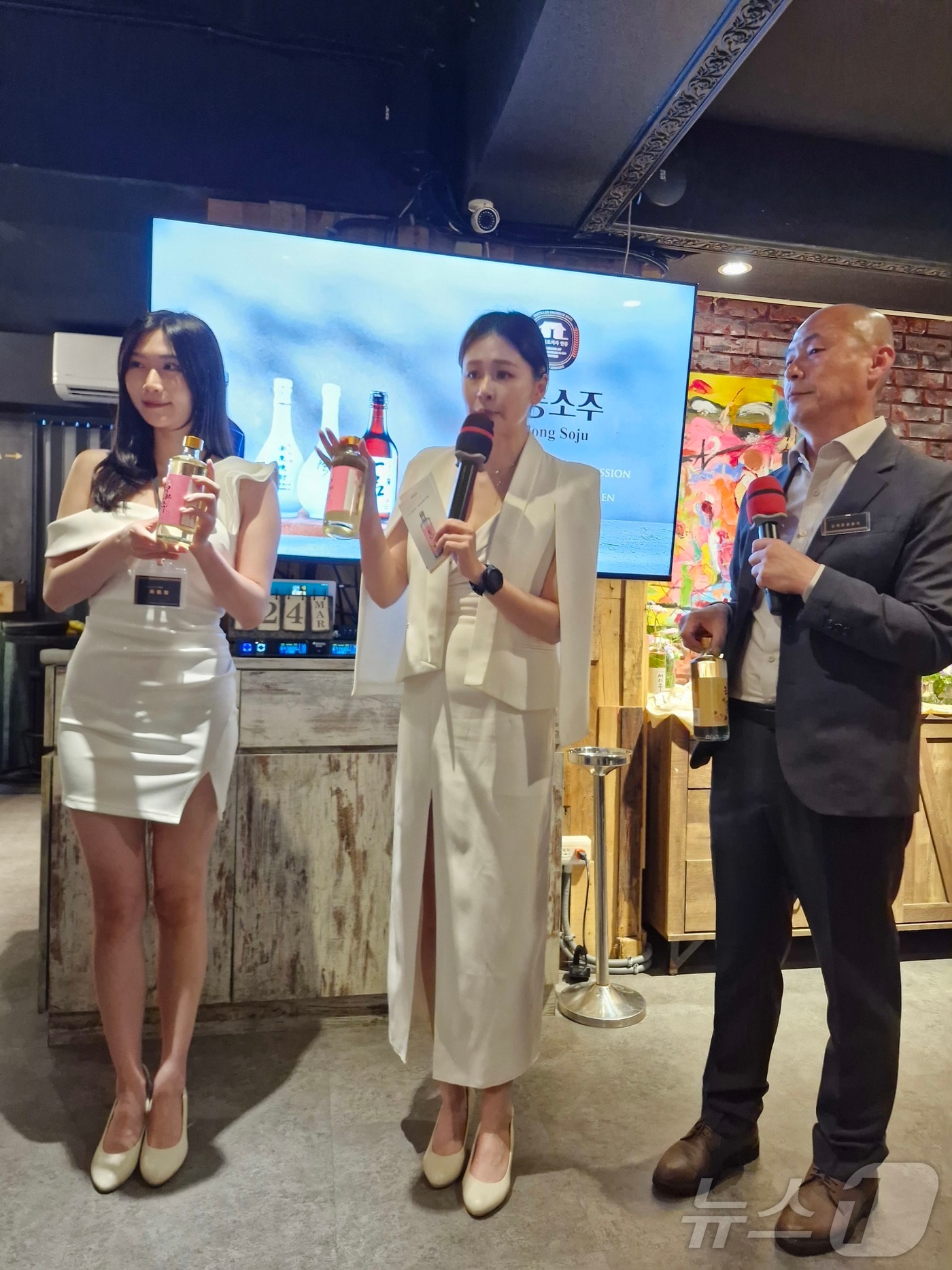 경북도는 26일 대만 타이베이 일원에서 안동소주 홍보행사를 열고 아시아 시장 수출 확대에 나섰다. /뉴스1