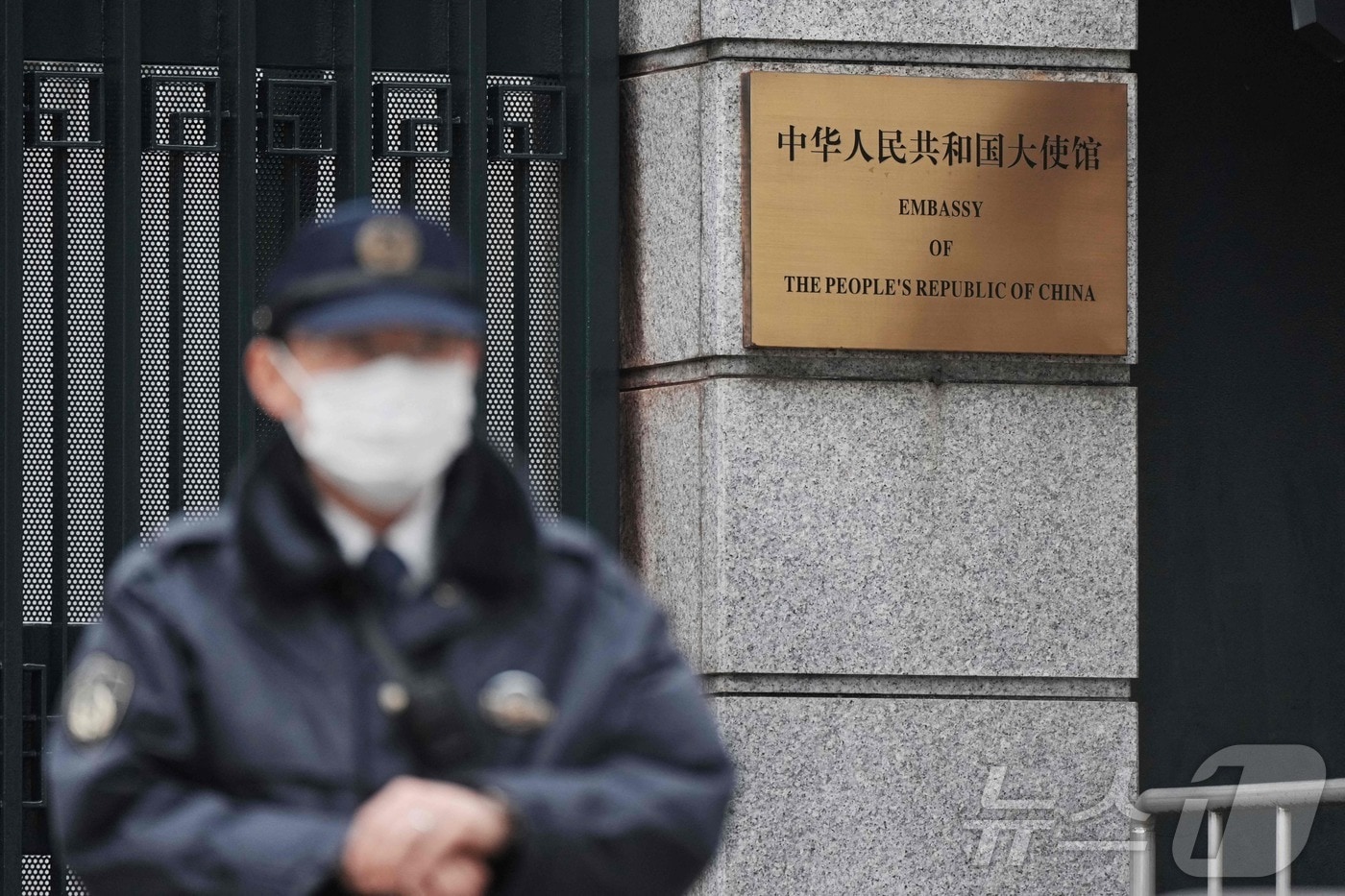 25일 일본 도쿄 주재 중국 대사관 입구에서 경찰관이 경비를 서고 있다. 전날 한 자위대원이 대사관 경내에 무단 침입한 혐의로 체포됐다. 2026.03.25. ⓒ AFP=뉴스1