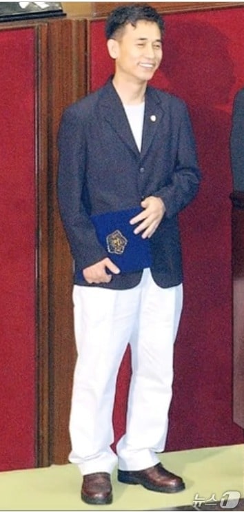  2003년 4월 30일 백바지 차림으로 국회의원 선서를 한 유시민  개혁국민정당 의원. 진보진영이 열린우리당으로 헤쳐 모여할 때  친노 개혁파를 '백바지', 호남 중심의 민주당 당권파이지 실용주의파를  '난닝구'라고 불렀다.  (KBS 갈무리) ⓒ 뉴스1 