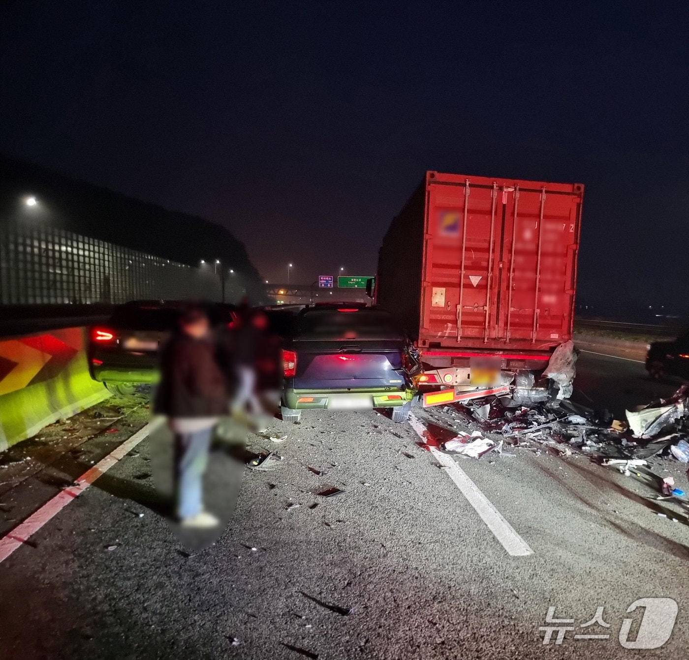 26일 오전 남해고속도로 제2지선 교통사고 현장.(부산경찰청 제공. 재판매 및 DB 금지)