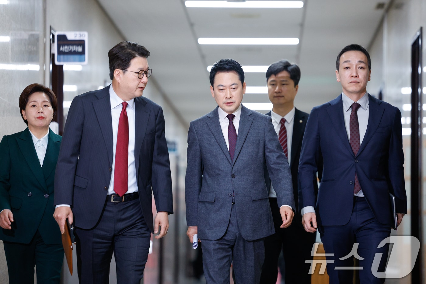 장동혁 국민의힘 대표가 26일 오전 서울 여의도 국회에서 열린 최고위원회의에 입장하고 있다. 2026.3.26 ⓒ 뉴스1 안은나 기자