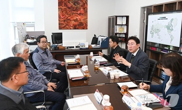 원강수 강원 원주시장을 비롯한 시 관계자들이 25일 원주기업도시에 위치한 재생의학 전문 바이오 제약기업 ㈜비알팜을 찾아 이 회사의 김석순 대표를 비롯한 임직원들과 간담회를 가졌다. (원주시 제공. 재판매 및 DB금지) 2026.3.26/뉴스1