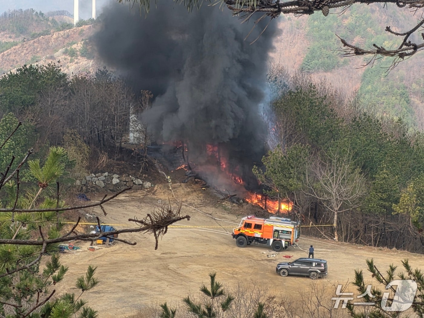 26일 오전 경북 영덕군 창포풍력단지 발전기 화재 사고가 발생한 발전기에 남아있던 블레이드가 추락해 인근 산에 불이났다. 불은 소방당국과 영덕군이 인명피해없이 진화했다.(독지제공, 재판매 및 DB금지) 2026.3.26/뉴스1 