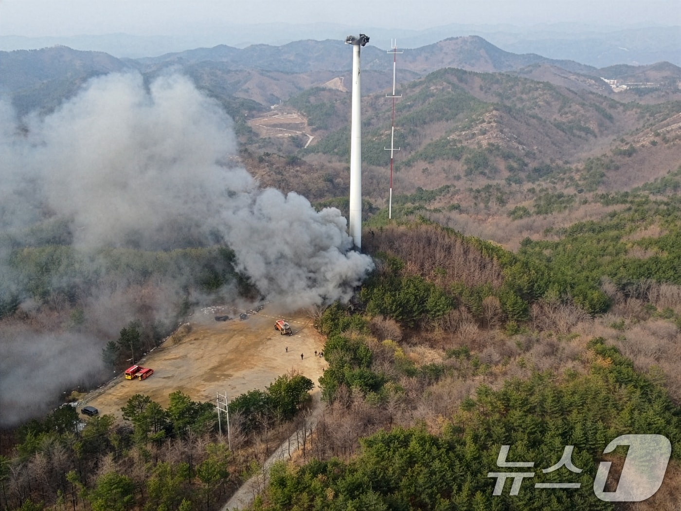 지난 23일 화재가 발생한 경북 영덕 창포풍력단지 발전기에서 마지막 남은 블레이드 1개가 추락하면서 불이 나 연기가 치솟고 있다.(독자 제공, 재판매 및 DB금지) 2026.3.26 ⓒ 뉴스1 최창호 기자