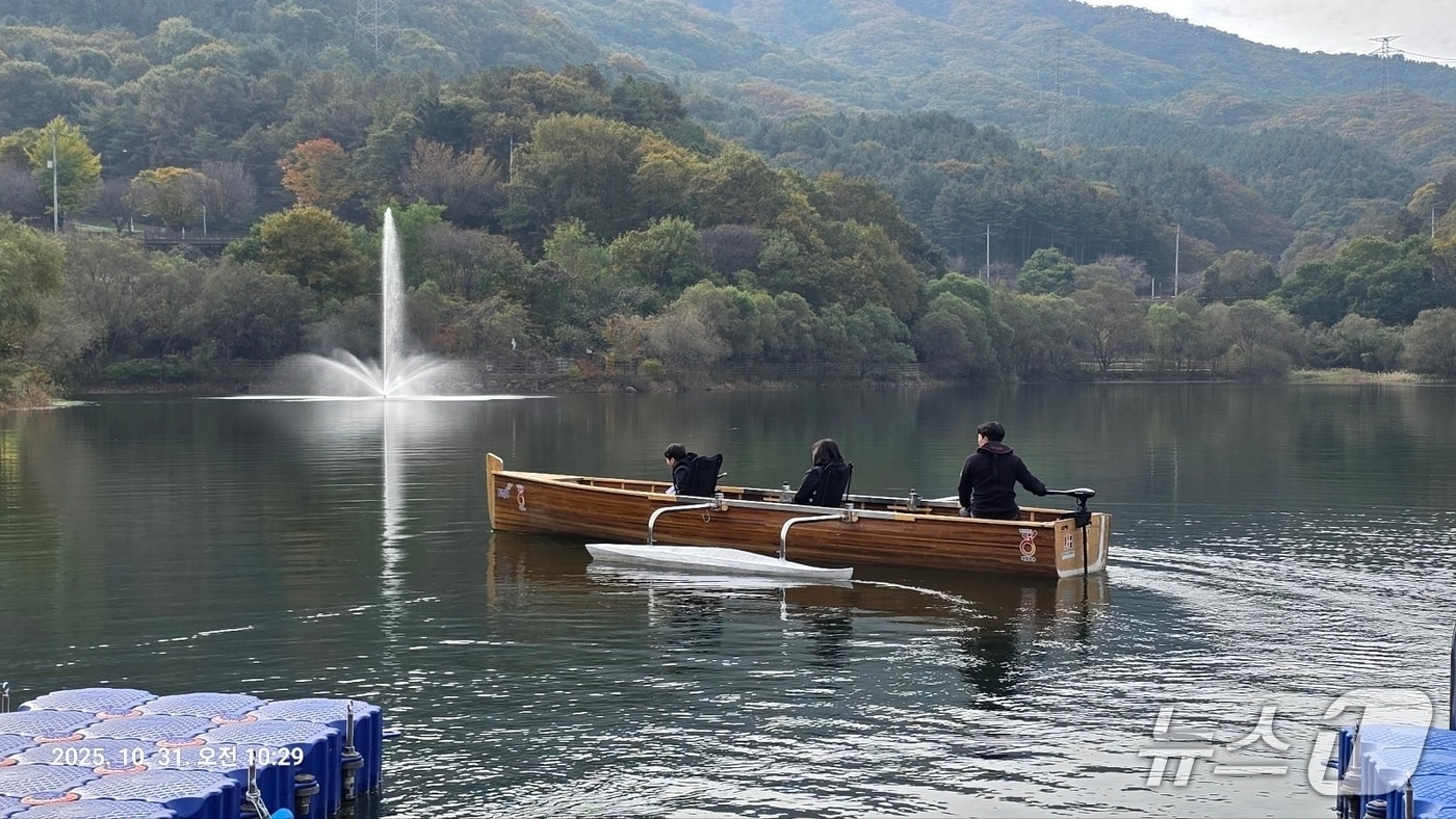 파주 마장호수에서 운영중인 수상레저 '킹카누' (파주도시공사 제공, 재판매 및 DB금지)