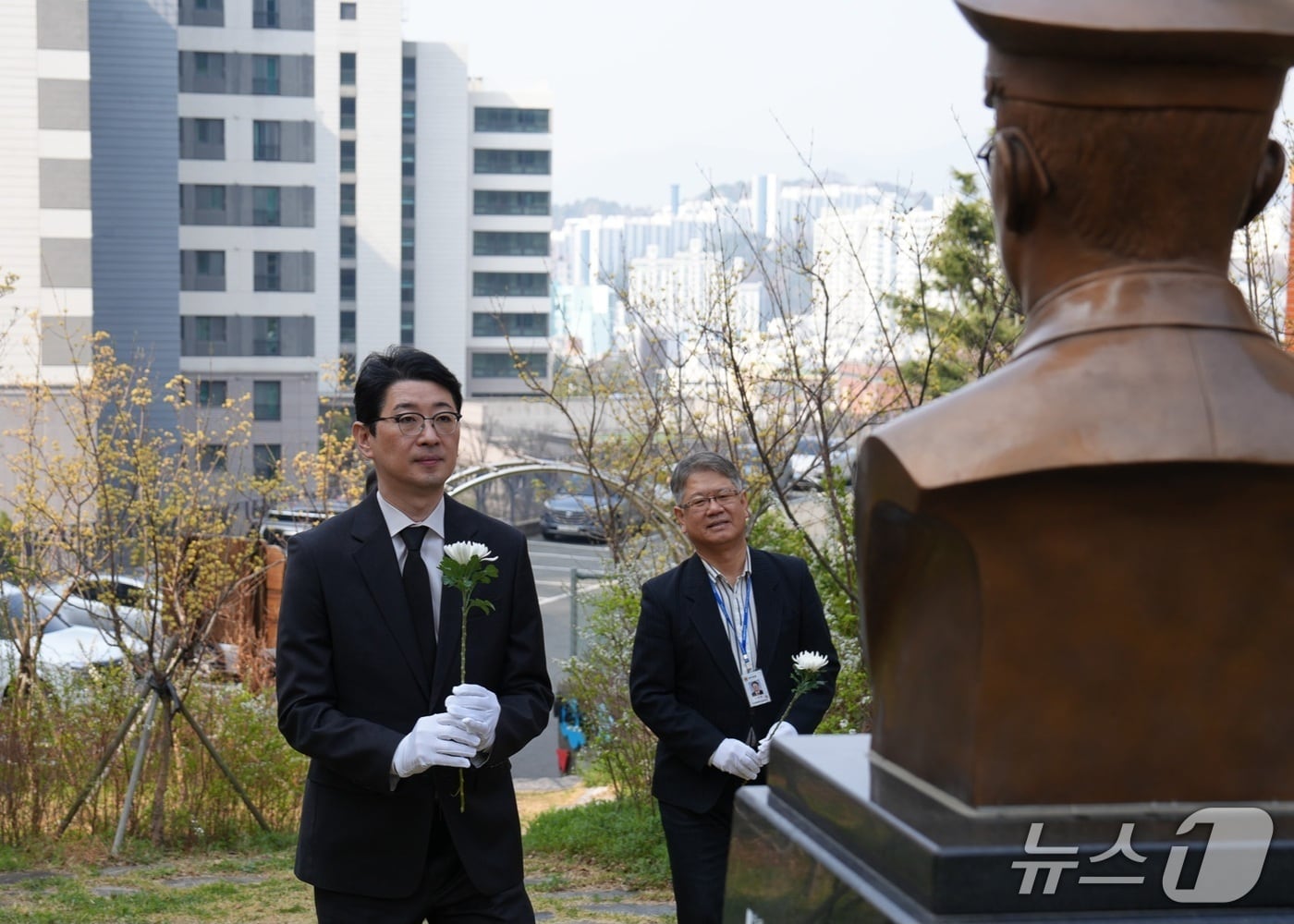 주진우 의원이 천안함 피격사건 16주기를 맞은 26일, 천안함 용사의 모교인 부산 금정고등학교를 방문해 호국영령을 기리고 애도의 뜻을 표했다.(주진우 의원실 제공. 재판매 및 DB금지)