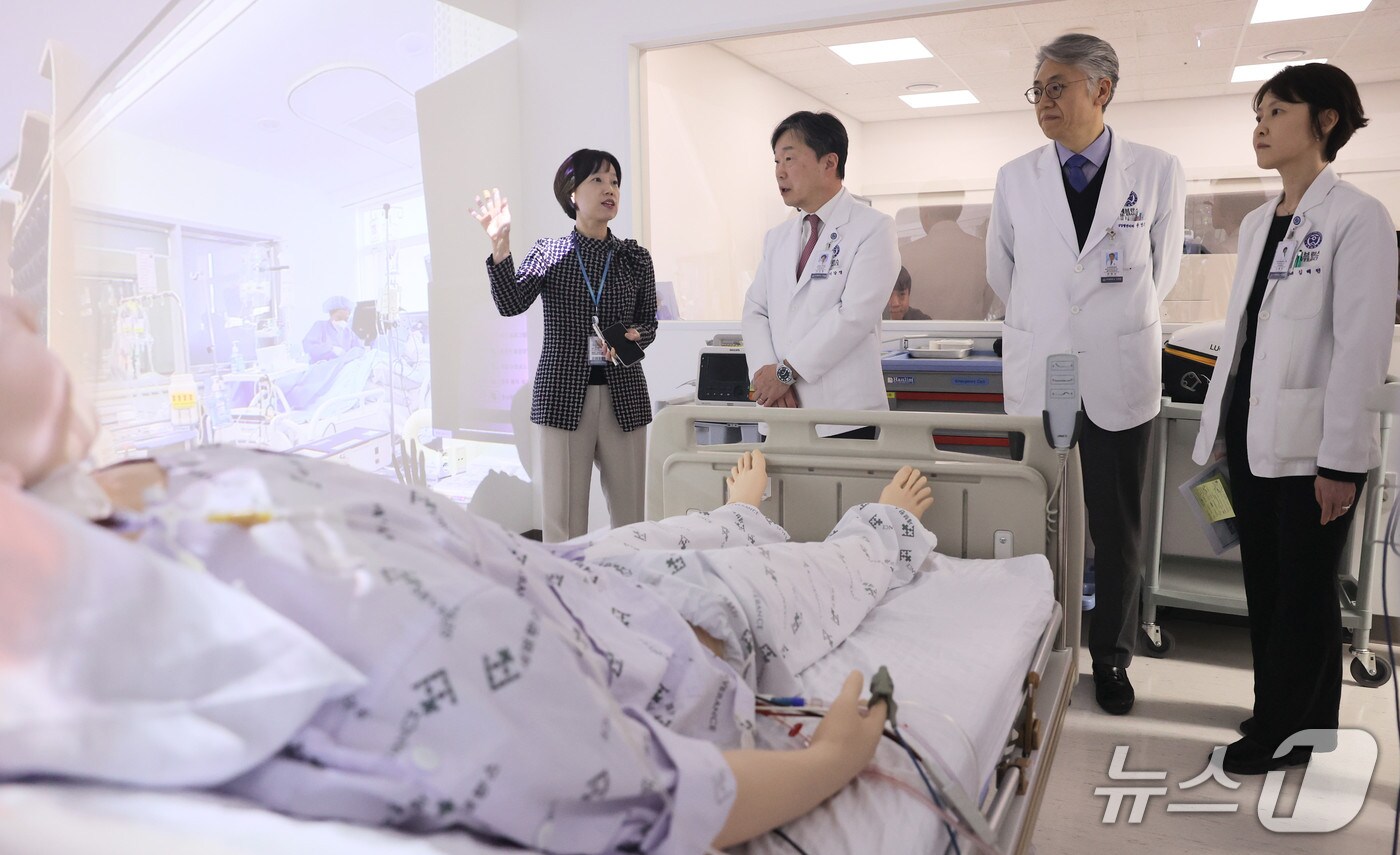 이강영 세브란스병원장, 윤영남 인재경영실장, 김혜련 인재개발센터 소장이 시뮬레이션실에서 설명을 듣고 있다.(연세의료원 제공)