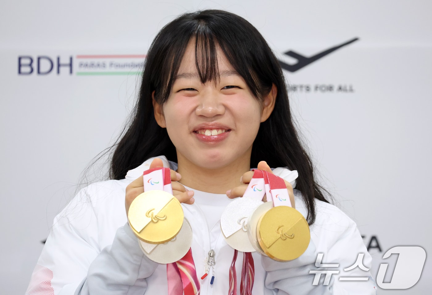 패럴림픽 2관왕 김윤지 선수가 26일 서울 송파구 출근하는 올림픽회관 신관 대한장애인 체육회에서 2026 밀라노·코르티나 동계패럴림픽대회 대한민국 선수단 MVP 기자회견을 하고 있다. 2026.3.26 ⓒ 뉴스1 김명섭 기자