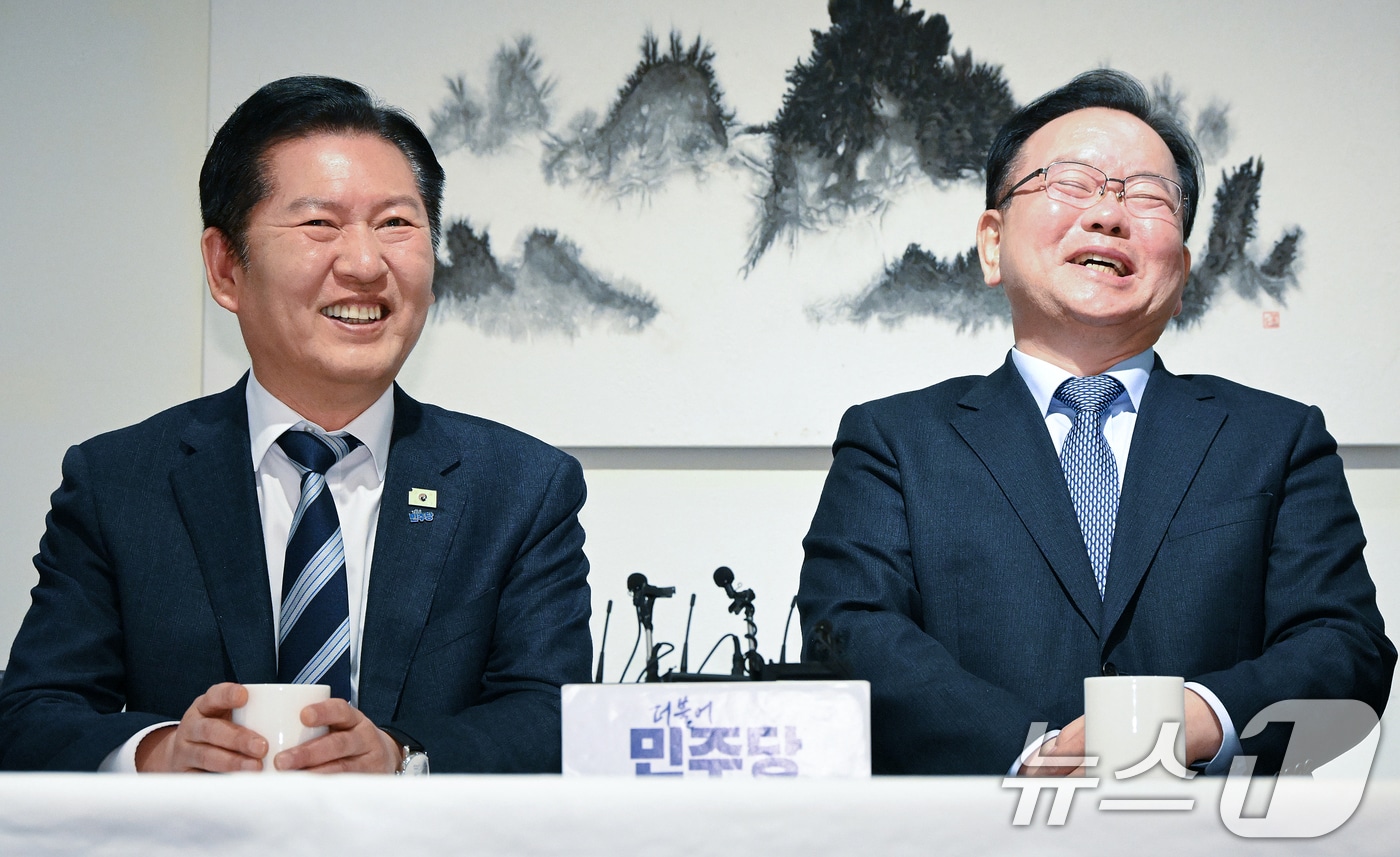 정청래 더불어민주당 대표와 김부겸 전 국무총리가 지난 3월 26일 서울 중구 달개비에서 회동하고 있는 모습. 2026.3.26 ⓒ 뉴스1 국회사진기자단