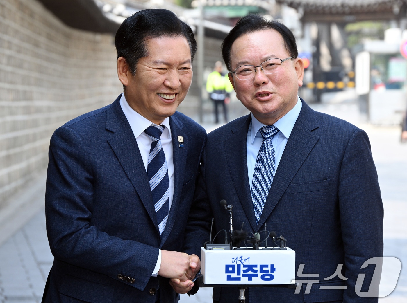 정청래 더불어민주당 대표와 김부겸 전 국무총리가 26일 서울 중구 달개비에서 회동을 마치고 취재진 질문에 답변하고 있다. 2026.3.26 ⓒ 뉴스1 국회사진기자단