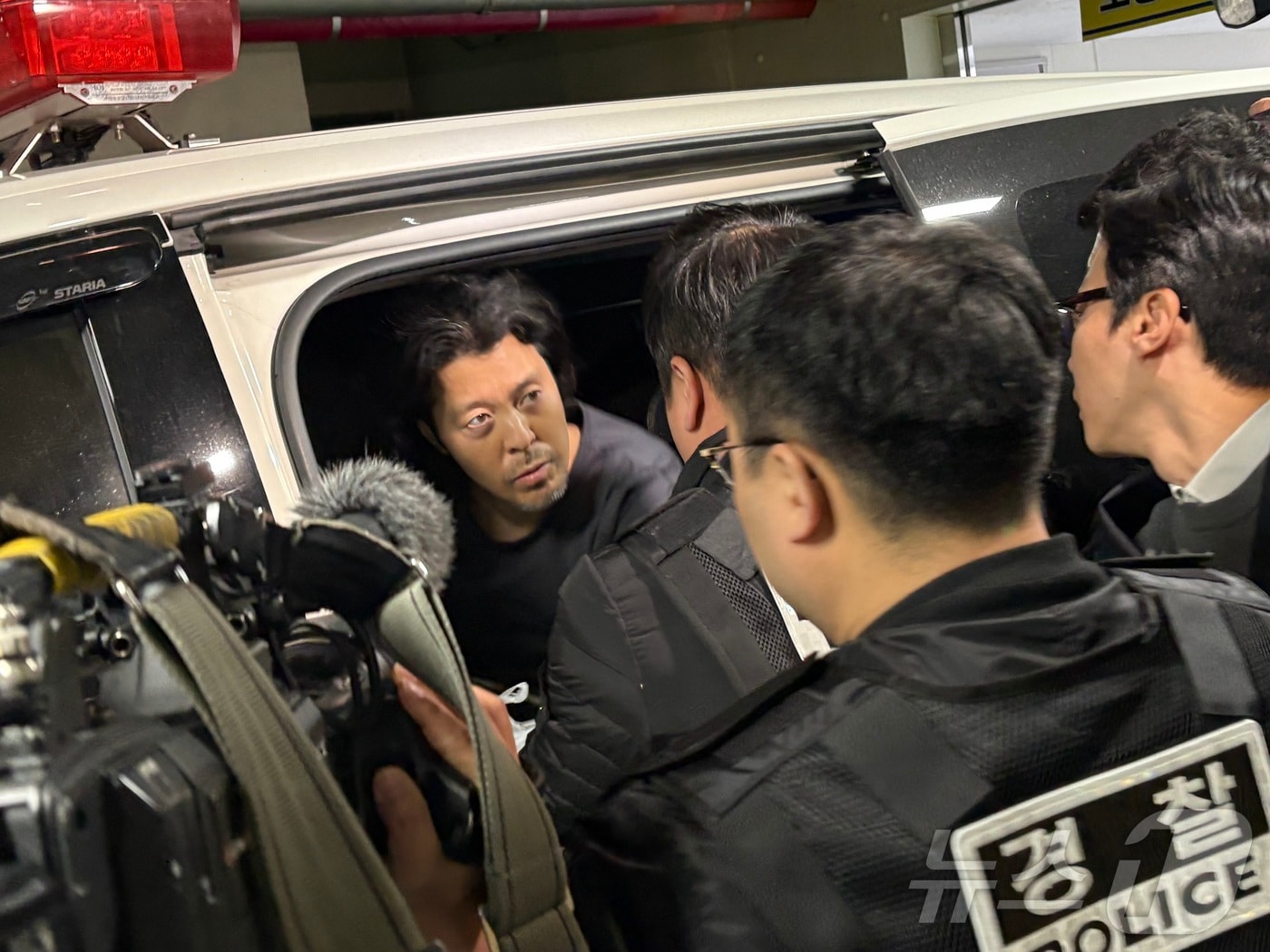 항공사 동료 기장을 흉기로 살해한 혐의를 받는 김동환(49)이 26일 오전 부산진경찰서에서 검찰로 송치되고 있다. 2026.3.26 ⓒ 뉴스1 박서현 기자
