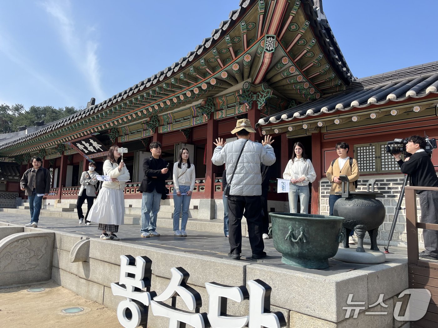 글로벌 인플루언서들이 경기 수원시 화성행궁을 방문해 문화관광해설사 프로그램을 체험하고 있다. (수원시 제공. 재판매 및 DB 금지) 2026.3.26/뉴스1 
