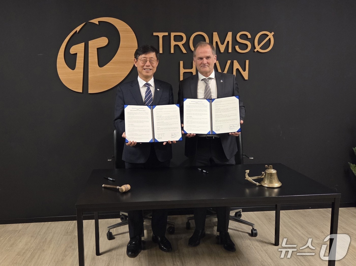 송상근 BPA 사장과 요르 에벤 한센 노르웨이 트롬쇠 항만 CEO가 협약 체결 후 기념촬영을 하는 모습 (BPA 제공. 재판매 및 DB금지)