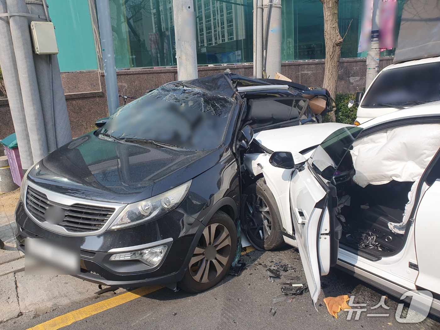 26일 오전 한 70대 남성이 몰던 차량이 중앙선을 침범해 차량 2대와 부딪히는 사고가 발생했다. (경찰 제공. 재판매 및 DB금지)