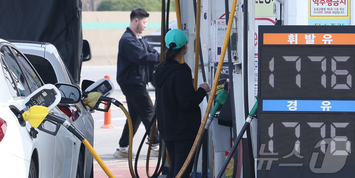 주유소에서 휘발유를 주유하는 모습