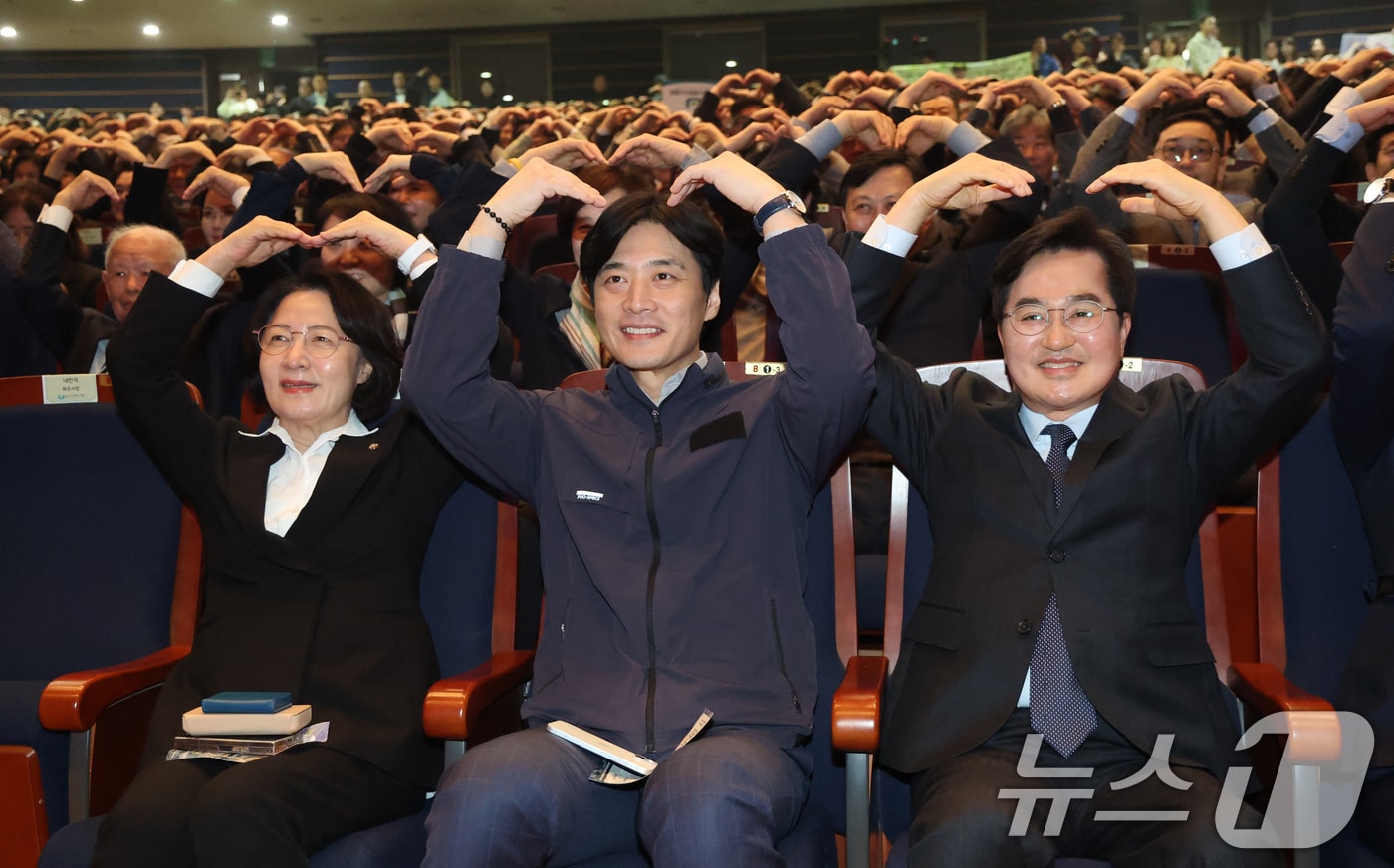 26일 경기 화성시 효행구 수원대학교 벨칸토아트센터에서 열린 '제22회 경기도사회복지사대회'에서 더불어민주당 경기지사 경선 후보인 추미애(왼쪽부터)·한준호·김동연 후보가 기념촬영을 하고 있다. 2026.3.26 ⓒ 뉴스1 김영운 기자