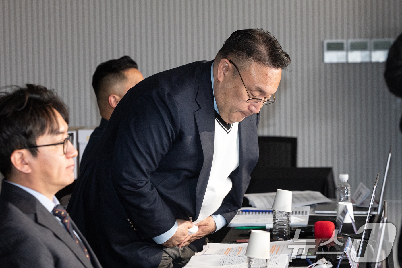 방송인 이혁재가 26일 서울 여의도 국민의힘 중앙당사에서 열린 '광역의원 비례 청년 공개 오디션'에 심사위원 자격으로 참석해 인사하고 있다. 2026.3.26 ⓒ 뉴스1 이승배 기자