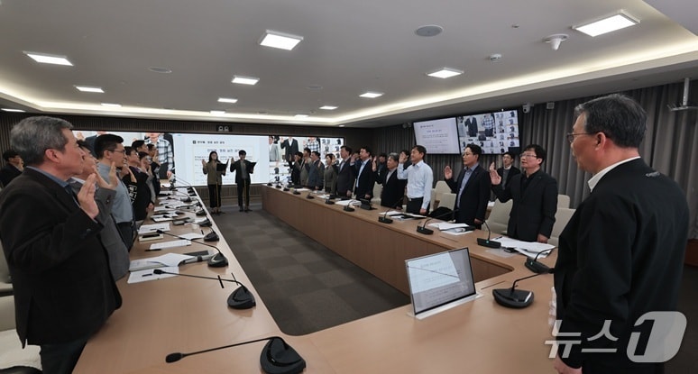 코레일이 26일 반부패·청렴 추진 협의회를 열고, 공정하고 투명한 직무수행을 다짐하는 ‘반부패·청렴 결의문’을 발표했다.(코레일 제공. 재판매 및 DB금지)