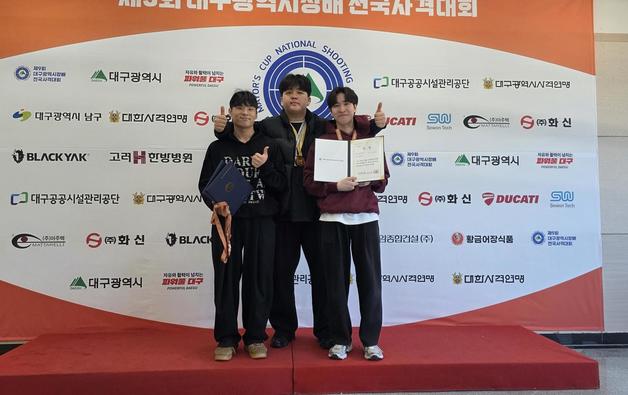 청주대학교 사격부가 대구국제사격장에서 열린 9회 대구시장배 전국사격대회를 마치고 기념 촬영을 하고 있다.(청주대 제공. 재판매 및 DB금지)