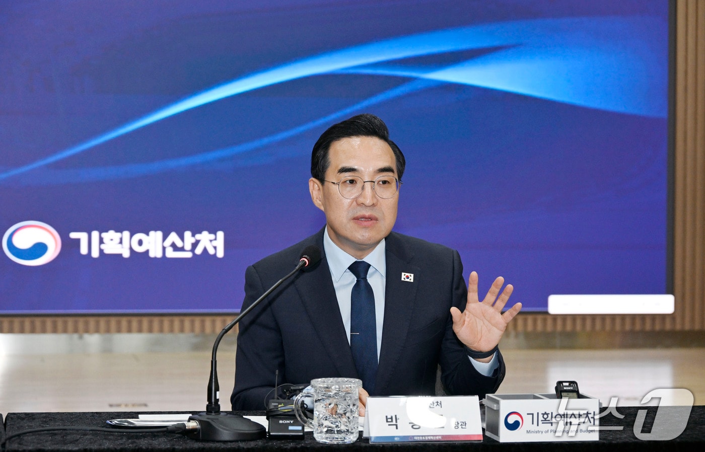 박홍근 취임 첫 행보 '청년 창업' 현장 방문..."추경, 일자리가 최우선" - 뉴스 썸네일 이미지